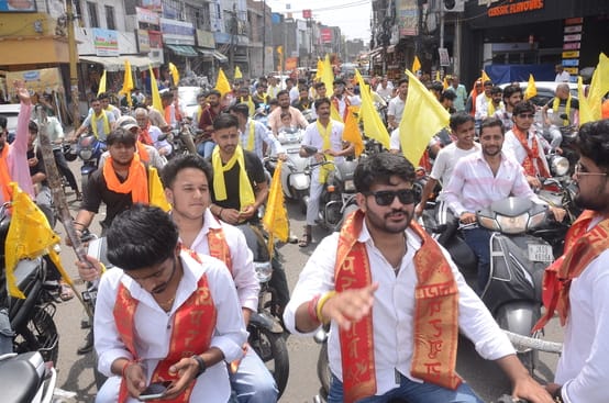 शोभायात्रा में उमड़े युवा। संवाद
