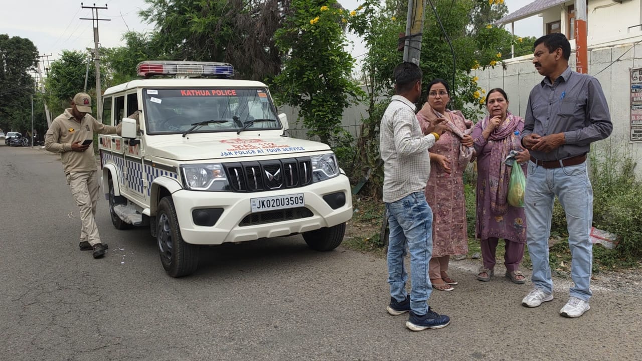 शहर के जवाहर नगर में चेन स्नेचिंग की घटना के बाद मौके पर पहुंची पुलिस। संवाद