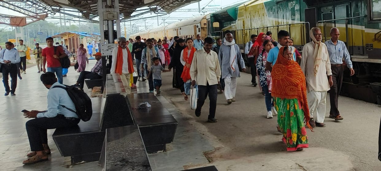 Unchahar Express chain pulled twice, Vande Bharat also delayed