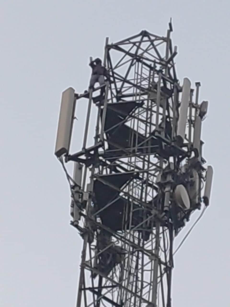 शीशगढ़ ससुराल में पत्नी को न देख मोबाइल टावर पर चढ़ा युवक - माता पिता के मनुहार करने पर दो घंटे