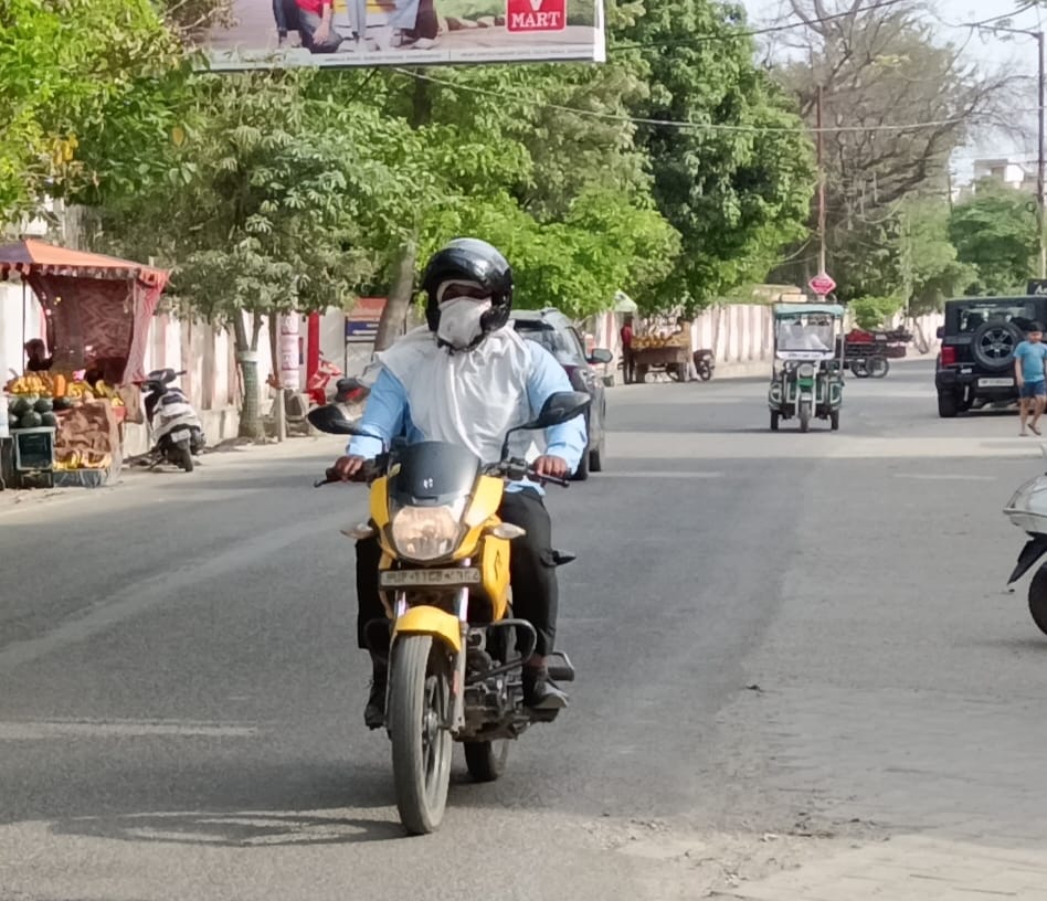 The mercury reached 39 degrees Celsius, scorching heat due to the strong sunlight.