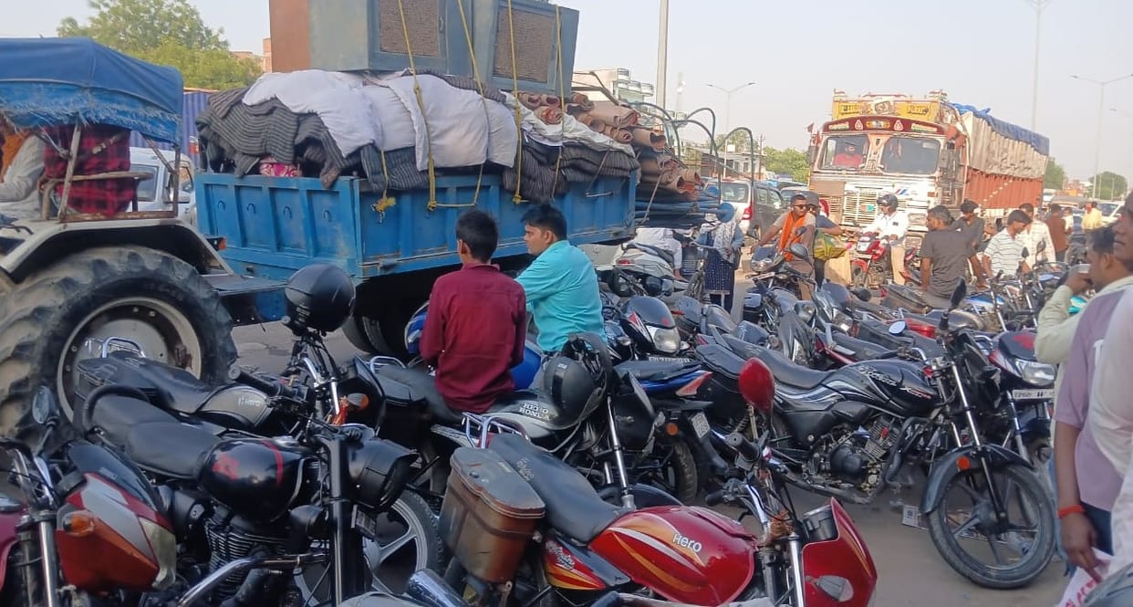 There seems to be a traffic jam in Jangiganj due to bikes parked on the service lane.