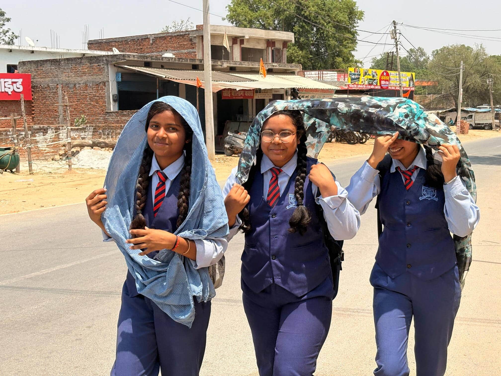 दुद्धी में स्कूल से तेज धूप में घर जाते छात्राएं-संवाद