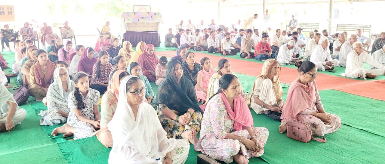 व्यासपुर में सत्संग सुनते श्रद्धालु। प्रवक्ता