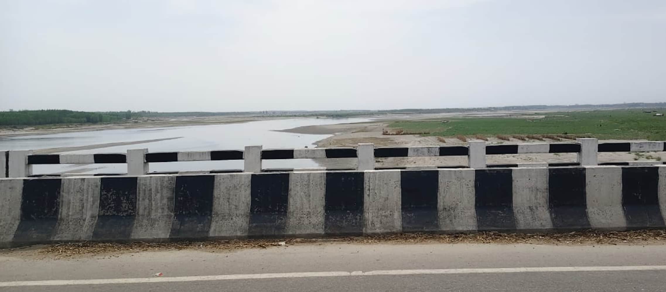 यमुना नदी के बीचोबीच जमा रेत। संवाद