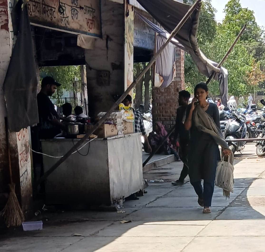 01-पीजीआई में दुकान के पास व काउंटर के नीचे गंदगी का आलम। संवाद