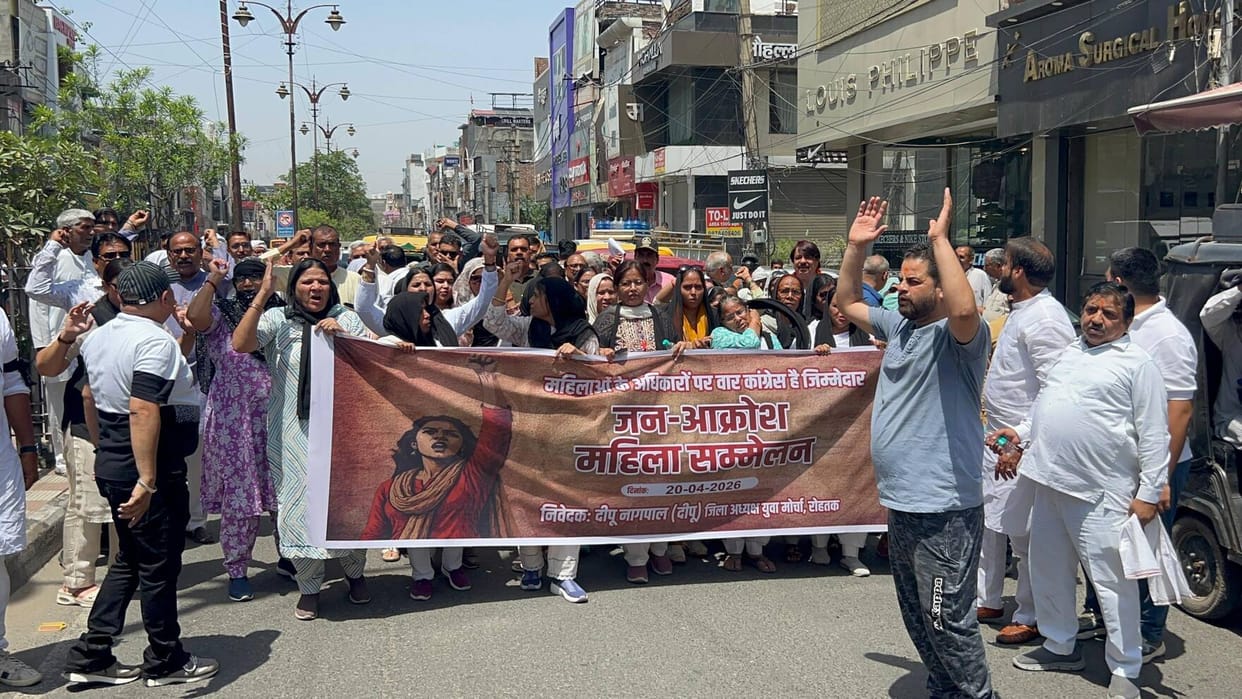 BJP protests against Congress on women's reservation issue
