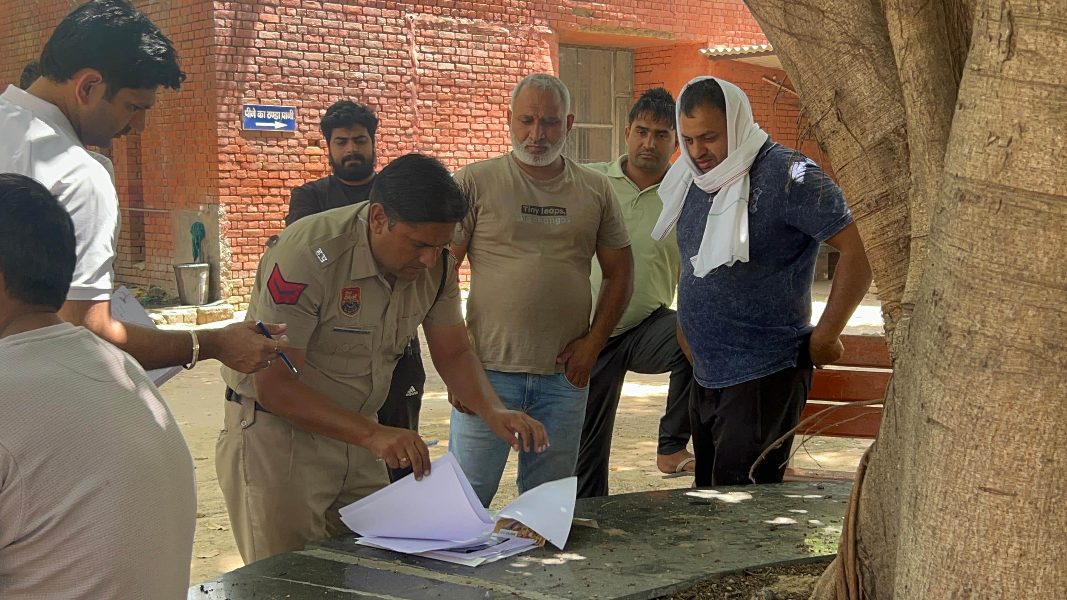 11-पीजीआई डेड हाउस के बाहर परिजनों के बयान दर्ज करती पुलिस। संवाद