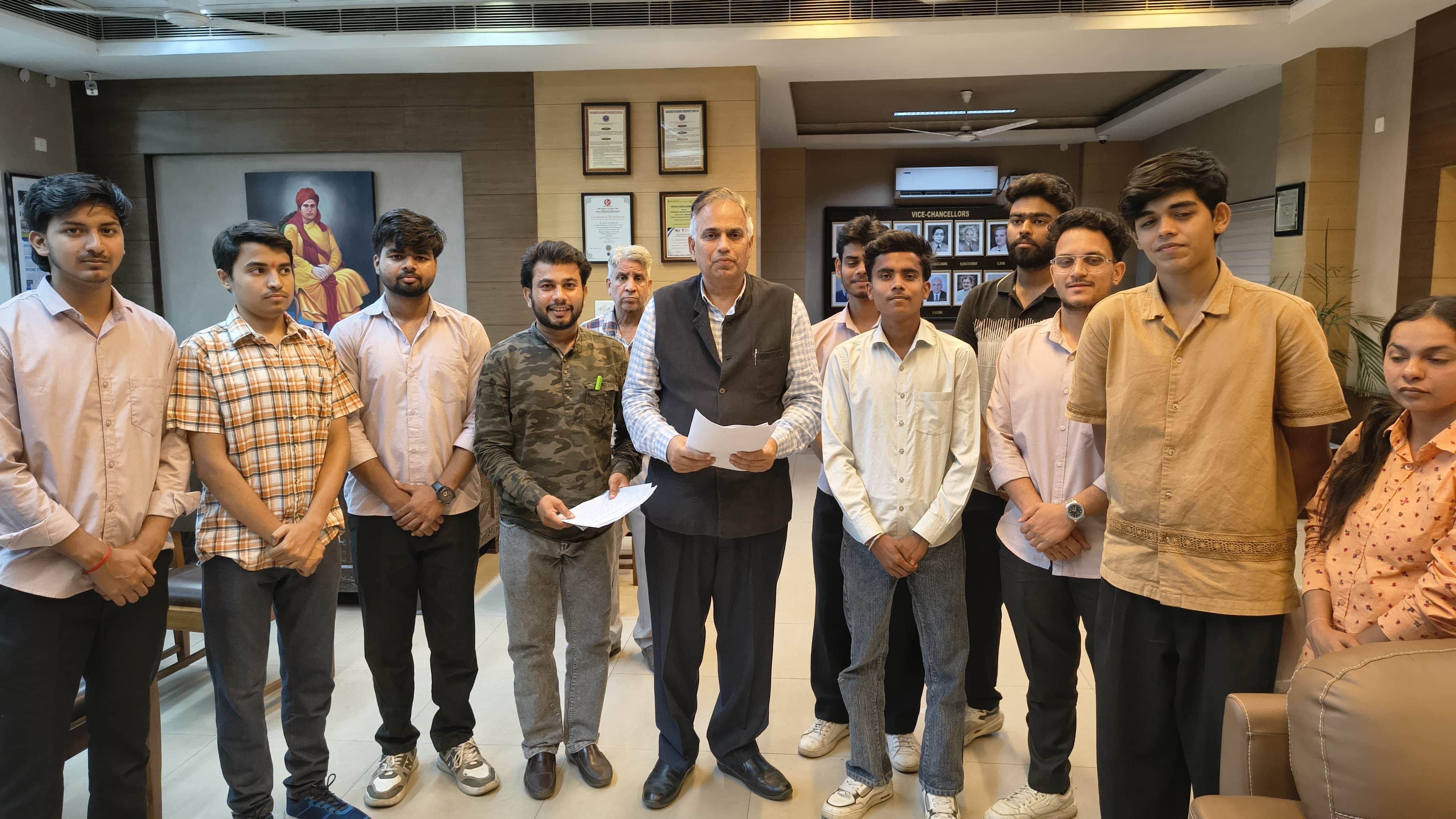 13-एमडीयू के कुलपति प्रो. मिलाप पुनियां को ज्ञापन देने पहुंचे एसएफआई के विद्यार्थी। स्रोत- एसएफ