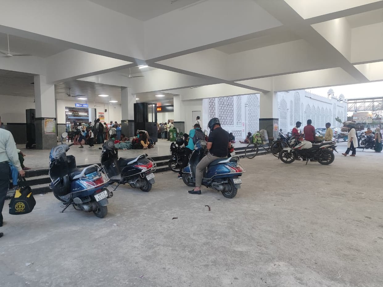 Main gate of railway station becomes parking, traffic halted