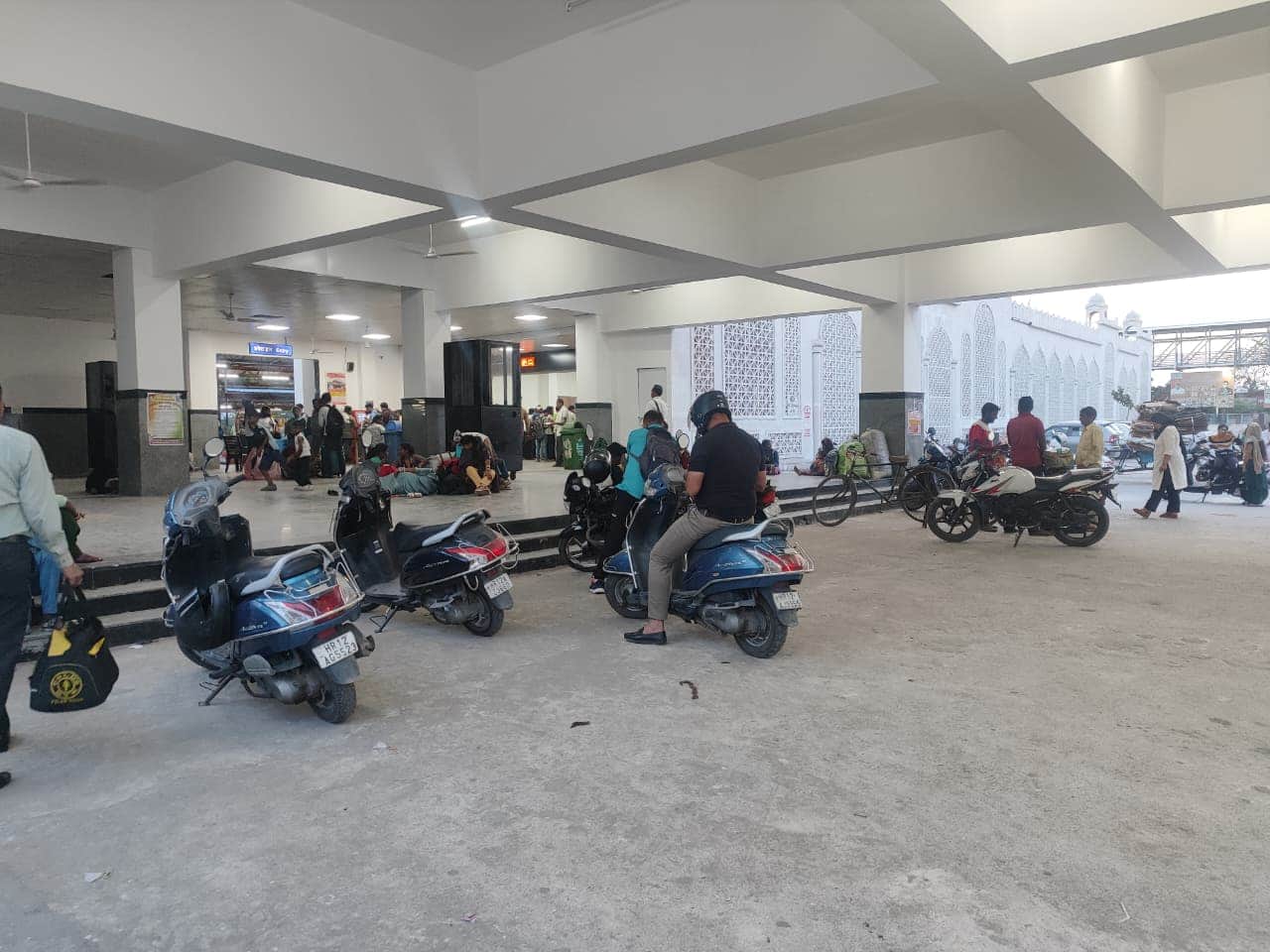 19-रोहतक रेलवे स्टेशन पर प्लेटफॉर्म पर जाने वाले द्वार के बाहर लोगों ने खड़े किए वाहन। संवाद