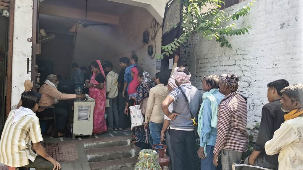 20 सीकेटीपी-03- पुरानी कोतवाली चौराहे के पास गैस एजेंसी में लाइन लगाए उपभोक्ता। संवाद