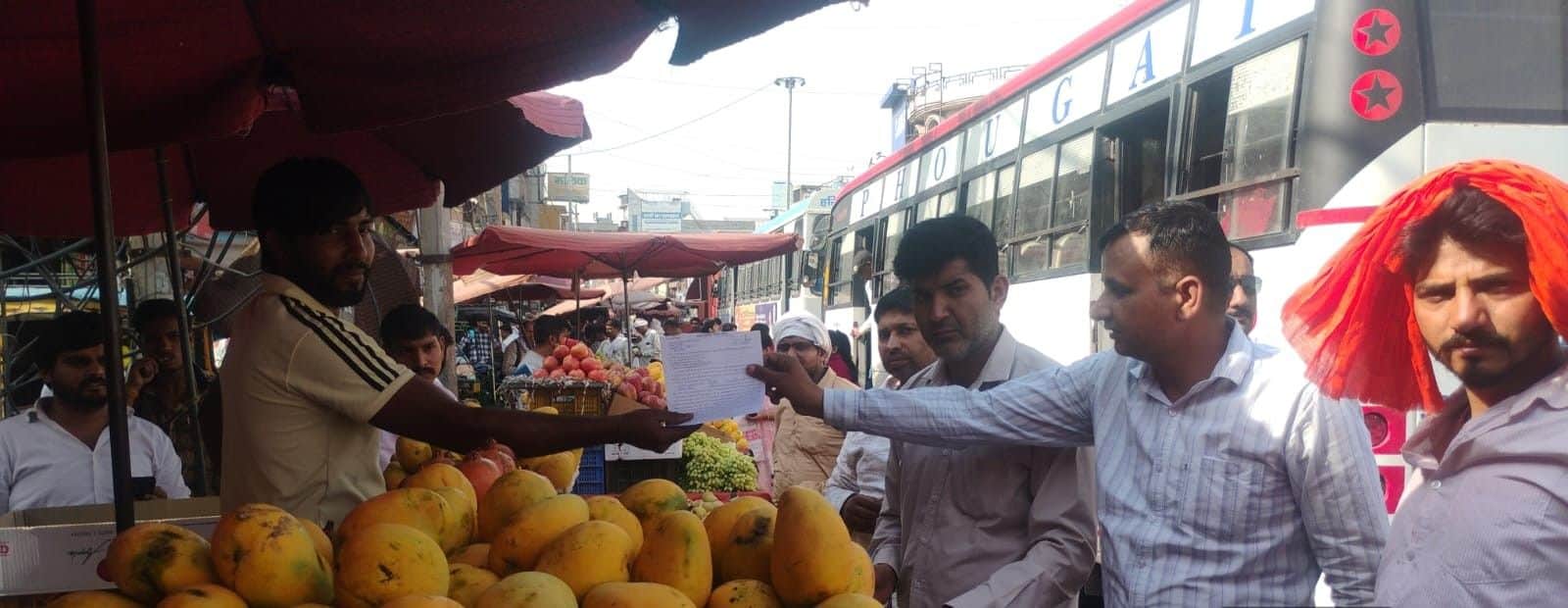 21-गोहाना अड्डा मार्केट में निरीक्षण के दौरान चालान करते नगर निगम की टीम । स्रोत : निगम