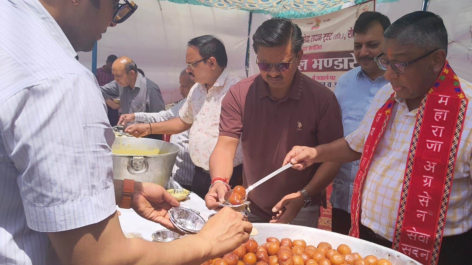 22-हनुमान मंदिर खरावड़ पर लगाए भंडारे में सेवा करते समाजसेवी उद्योगपति राजेश जैन व अन्य। स्रोत 