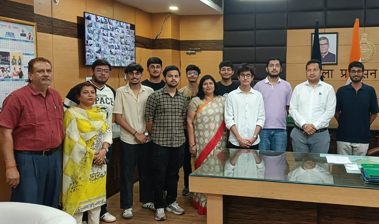 29-रोहतक के लघु सचिवालय में जेईई मेंस में छाए मॉडल स्कूल के विद्यार्थियों को शुभकामनाएं देते उप
