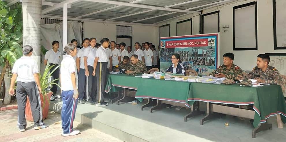34-रोहतक के आईएमटी स्थित एसआरएस स्कूल में 2 हरियाणा कन्या वाहिनी एनसीसी रोहतक की ओर आयोजित राज्