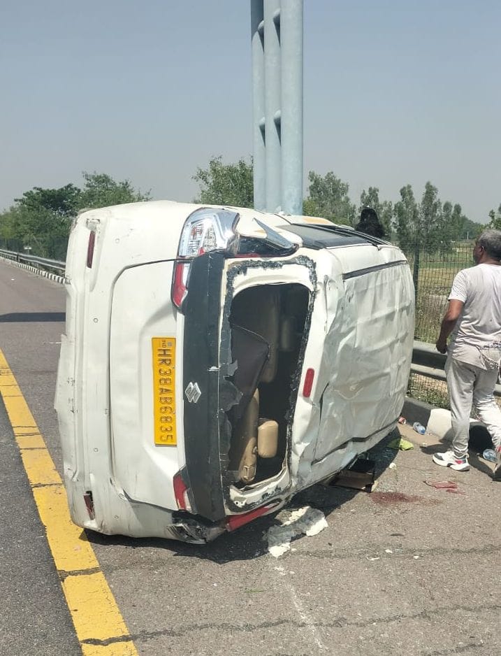 Car overturns on expressway, six injured