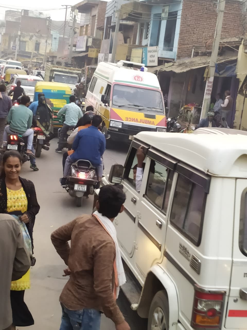 Due to the wedding, there was a traffic jam for an hour, vehicles were stuck.