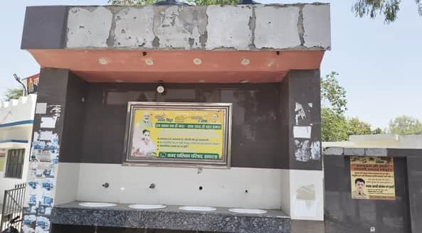 अलीगढ़ रोड गांधी पार्क तिराहे के पास कोतवाली हाथरस गेट के सामने बंद पड़ी प्याऊ। संवाद