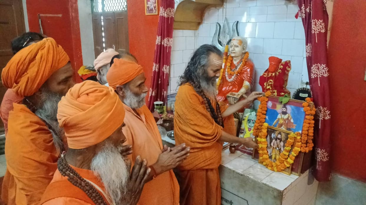 Swami Narendranand Saraswati performed a thousand worships of Lord Parashurama and offered aarti