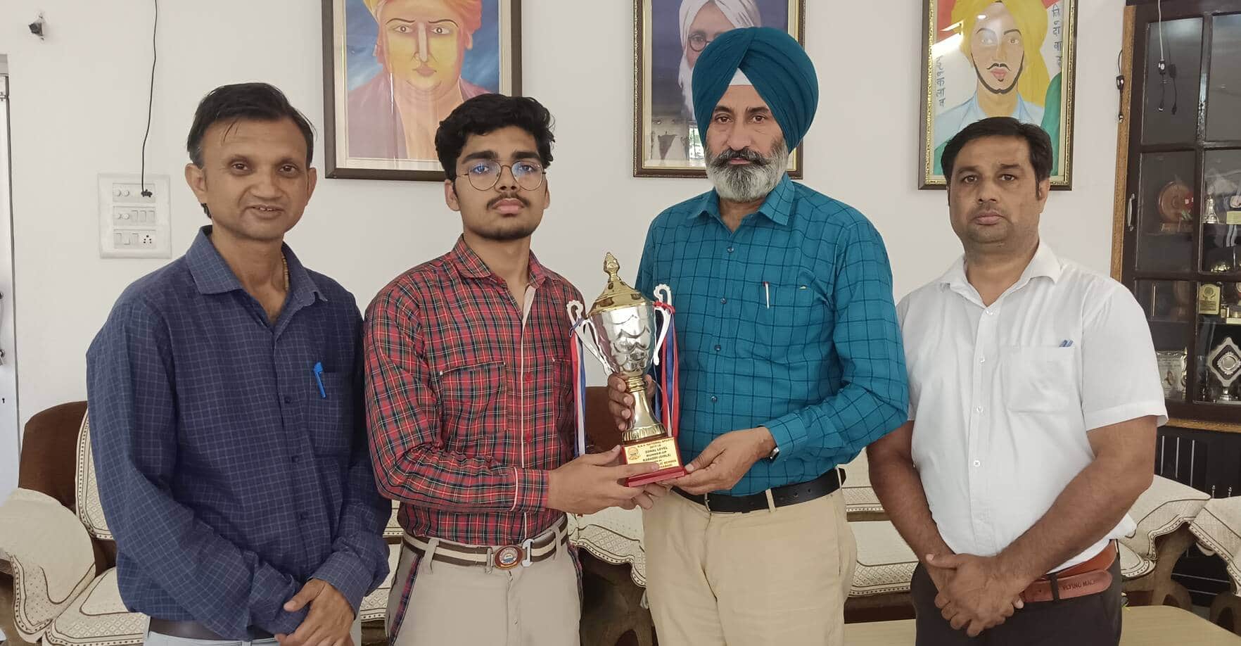 असंध ज्य स्तरीय प्रतियोगिता में तृतीय स्थान प्राप्त करने वाले छात्र को सम्मानित करते प्रधानाचार
