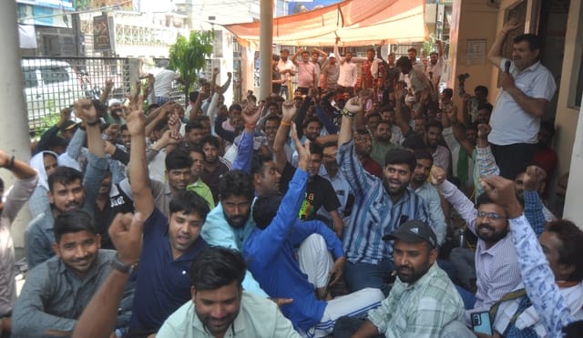 Demanding inclusion of outsourced workers in the Energy Corporation, contract workers surrounded the SE office.