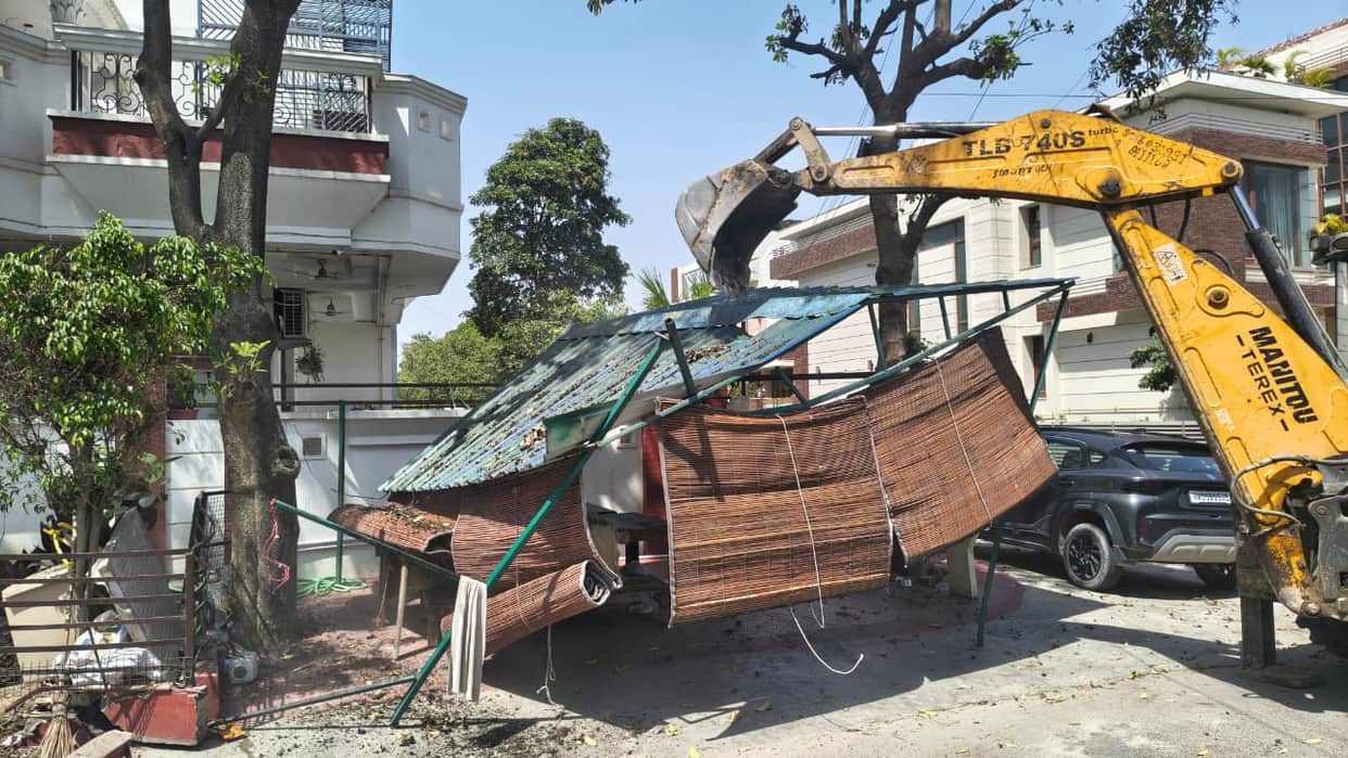 The ramps built on the green belt and the road were demolished, causing a public uproar.