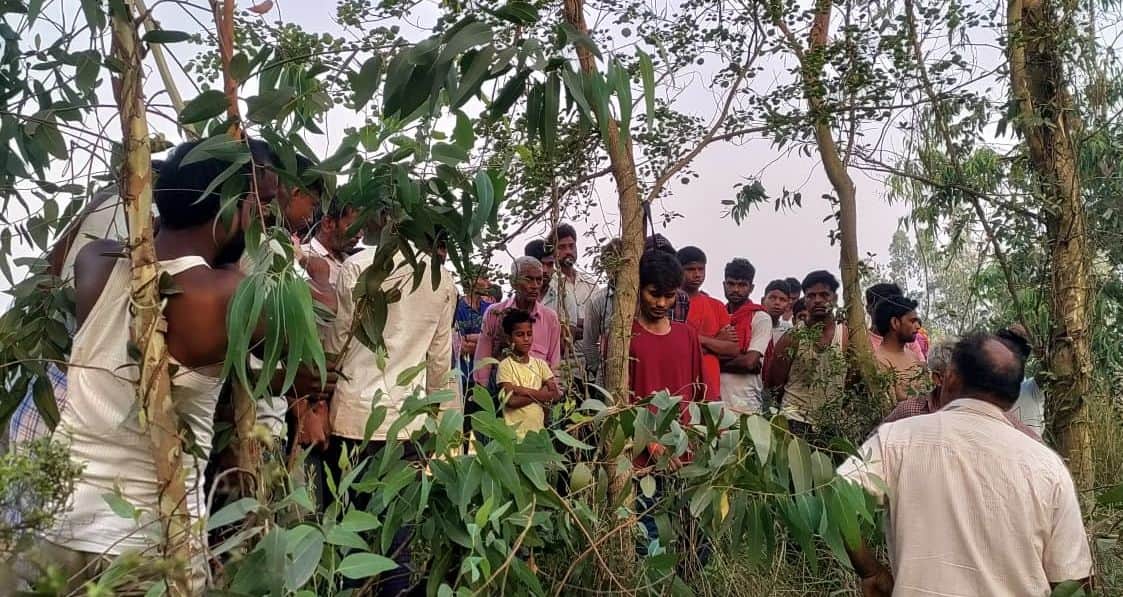 बाबा पुरवा गांव में युवक का शव लटका होने की सूचना पर पहुंचे ग्रामीण