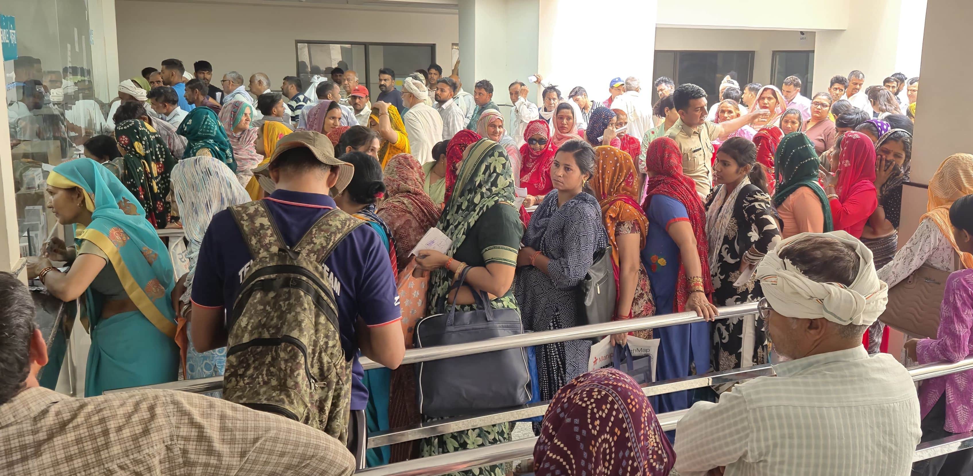 भिवानी के मेडिकल काॅलेज में लगी लोगों की भीड़। 