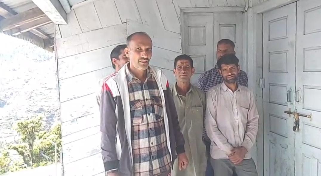 बांजल में ताला जड़कर रोष प्रकट करते लोग