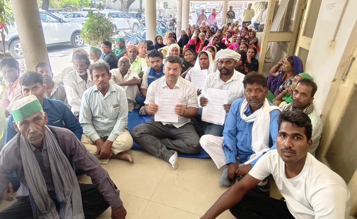 Dharna at SE office against smart meter