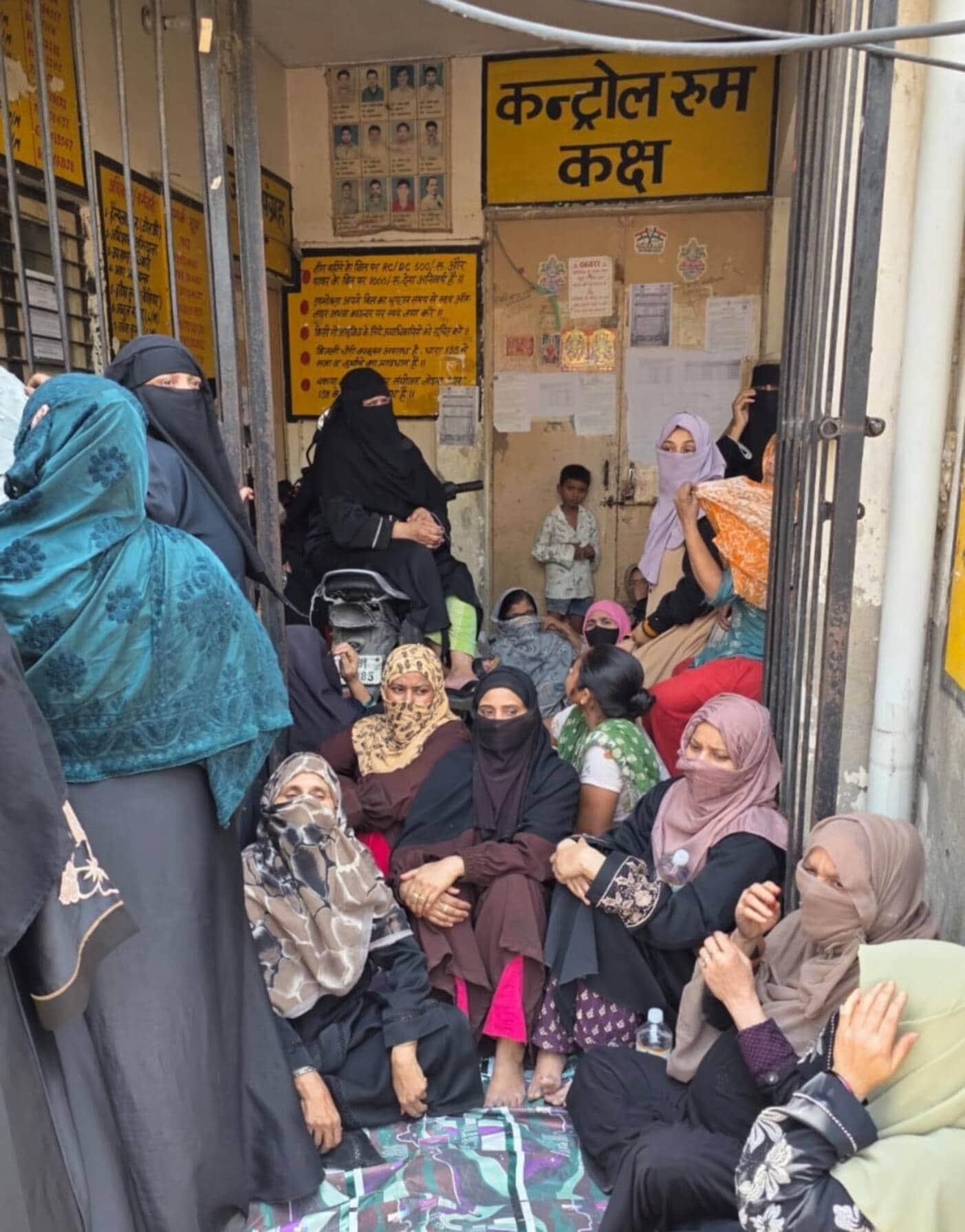 बिजलीघर पर प्रदर्शन करतीं महिलाएं। संवाद