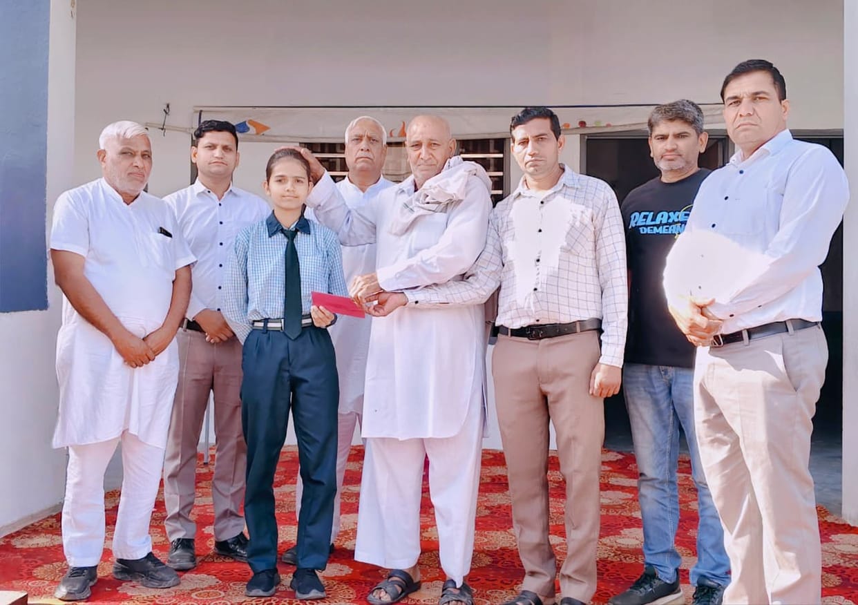 Student Manpreet became the block topper and was awarded Rs 2100.