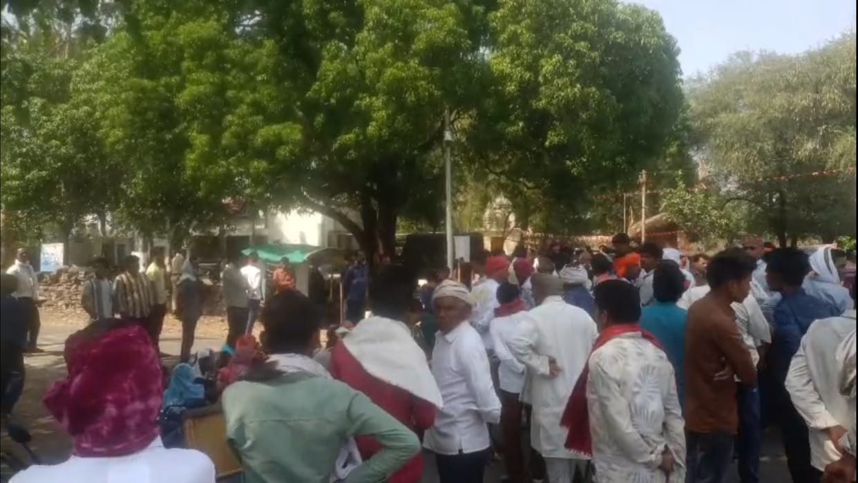Sagar News: Minor Dispute at Wedding Turns Fatal, Youth Dies; Family Protests, Demands Arrest of Accused
