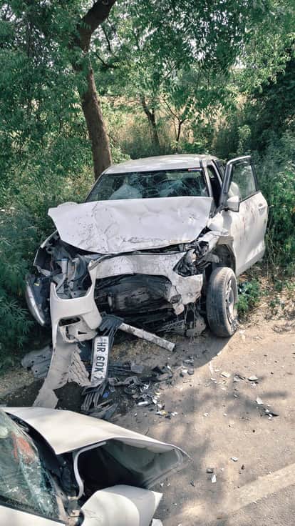 Car carrying constable en route to Badaun collides with Eeco; wife dies.