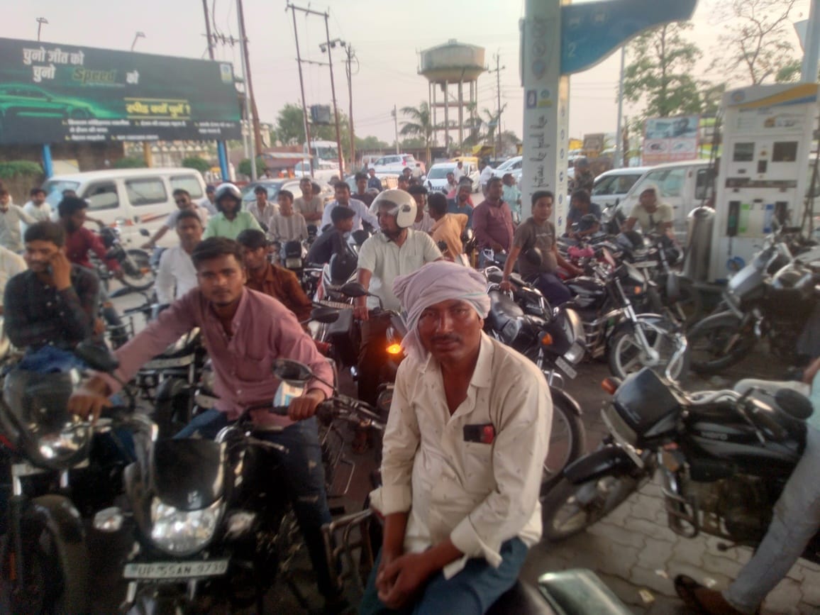 53 petrol pumps in the district are dry... Wherever they are found, there are long queues.