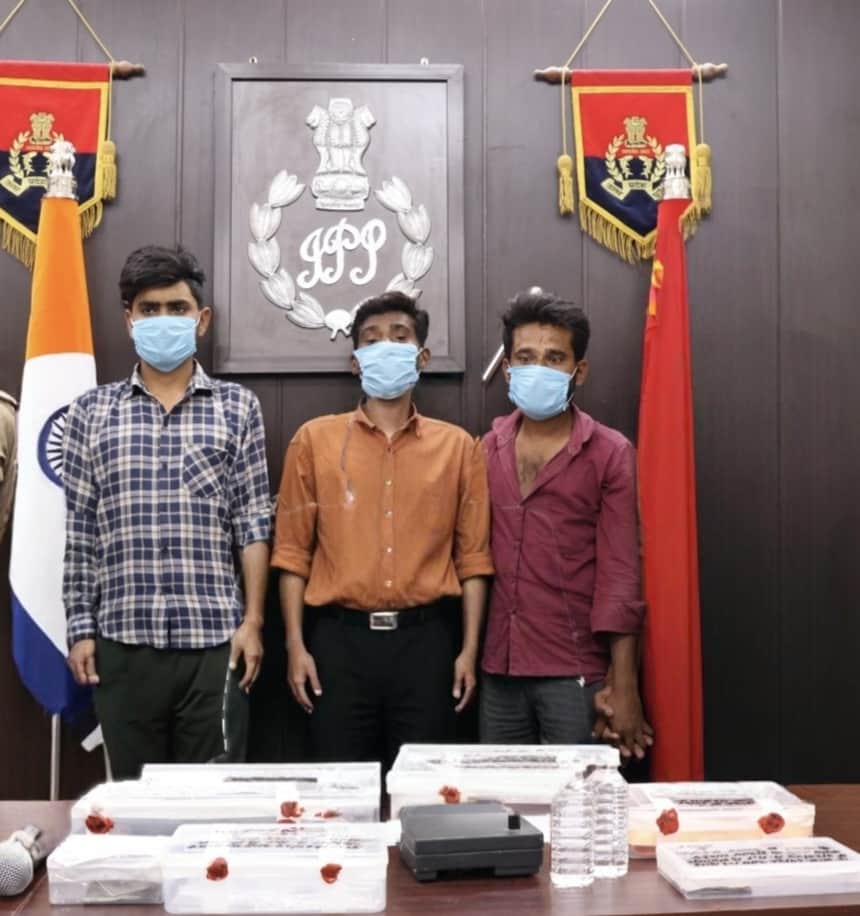 एसपी कार्यालय में खड़े पकड़े गए आरोपी। स्रोत: स्थानीय  