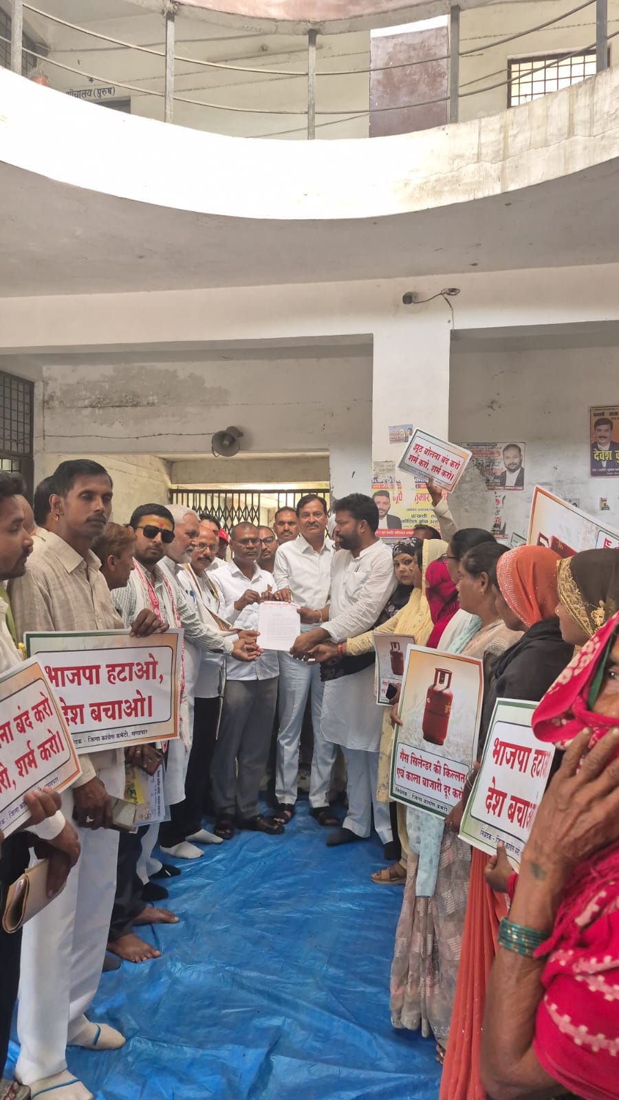 Congress workers staged a protest, submitted a memorandum and raised public issues