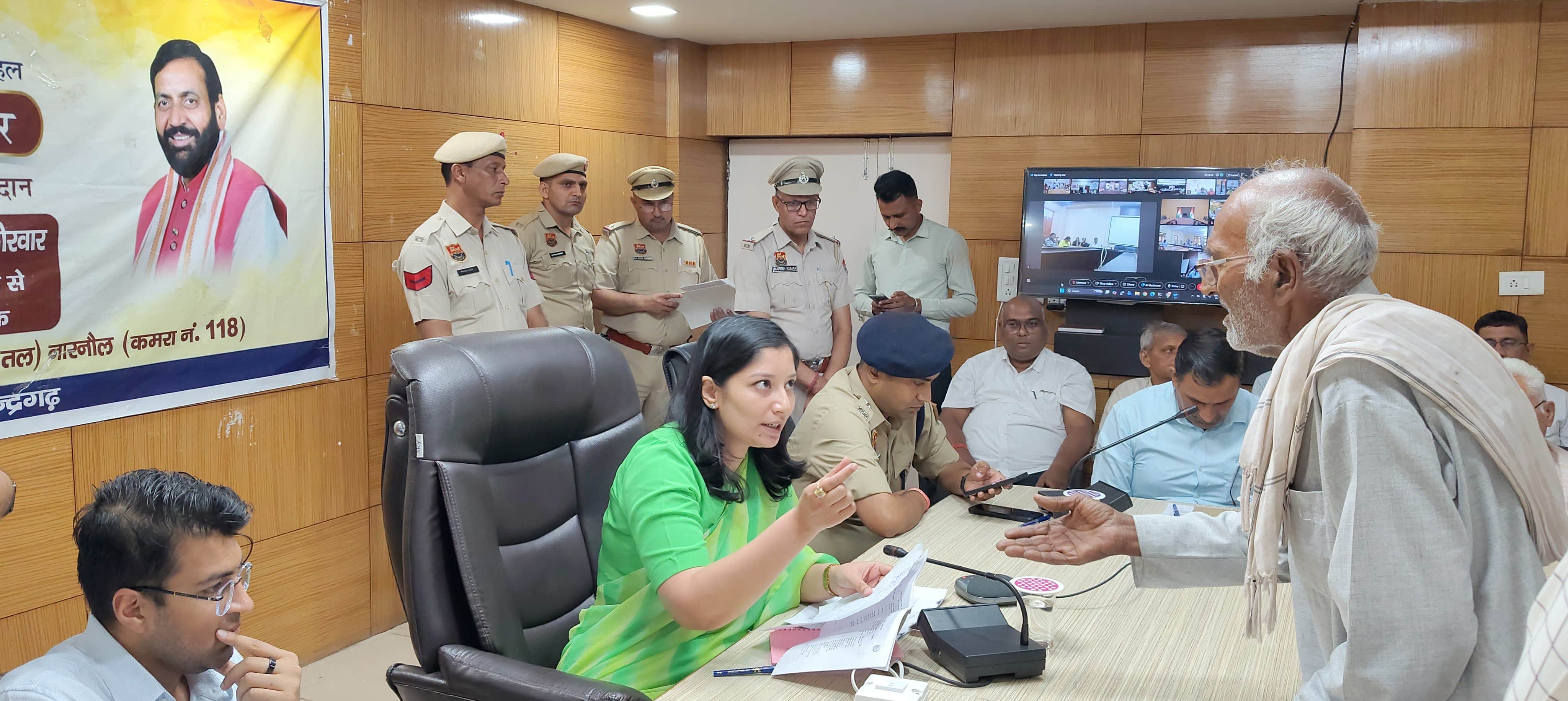 फोटो 1आमजन की शिकायतें सुनती डीसी अनुपमा अंजलि।स्रोत:प्रशासन