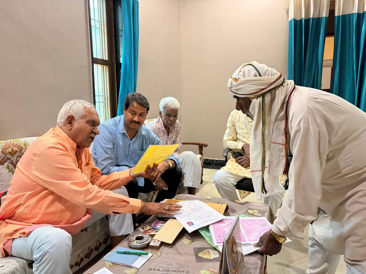 MLA Om Prakash Yadav listened to the problems of the people.