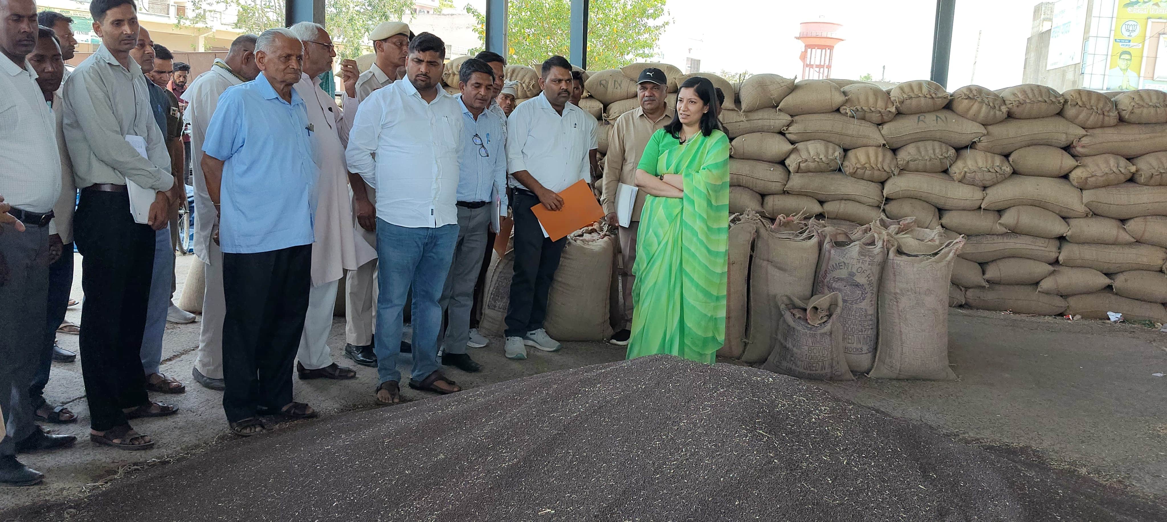 फोटो 2अटेली अनाज मंडी का दौरा करती डीसी अनुपमा अंजलि।स्रोत:प्रशासन