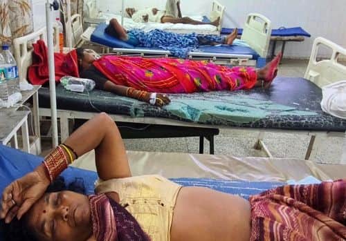 फोटो 20 एमएएचपी 03 परिचय-जिला अस्पताल के वार्ड में भर्ती फूड प्वॉइजनिंग से पीड़ित महिलाएं। संवा