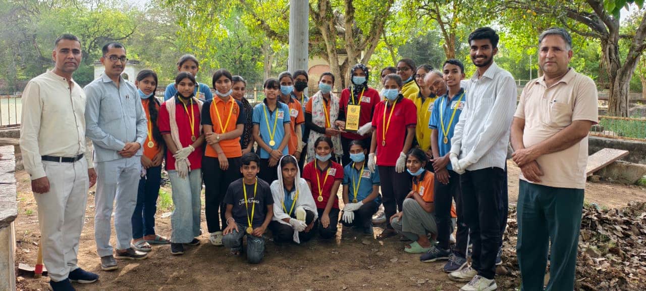 फोटो 3बच्चों को सम्मानित करते प्रगतिशील शिक्षक ट्रस्ट के सदस्य।स्रोत:प्रशासन