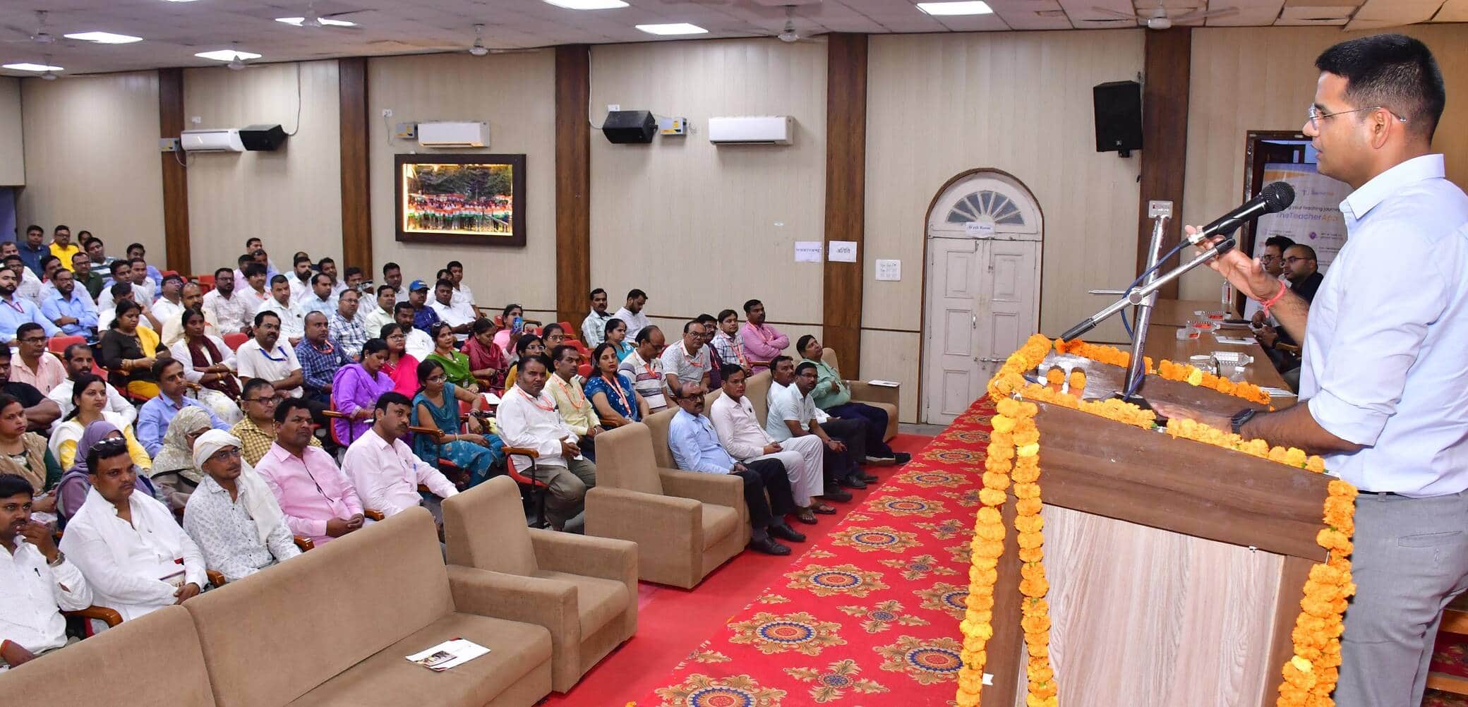 फोटो-33-बलरामपुर के एमएलके पीजी कॉलेज में आयोजित कार्यक्रम को संबोधित करते डीएम व अन्य।-स्रोत: