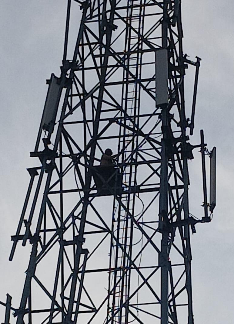 Angry at the news of his girlfriend's marriage, a young man climbed a mobile tower.