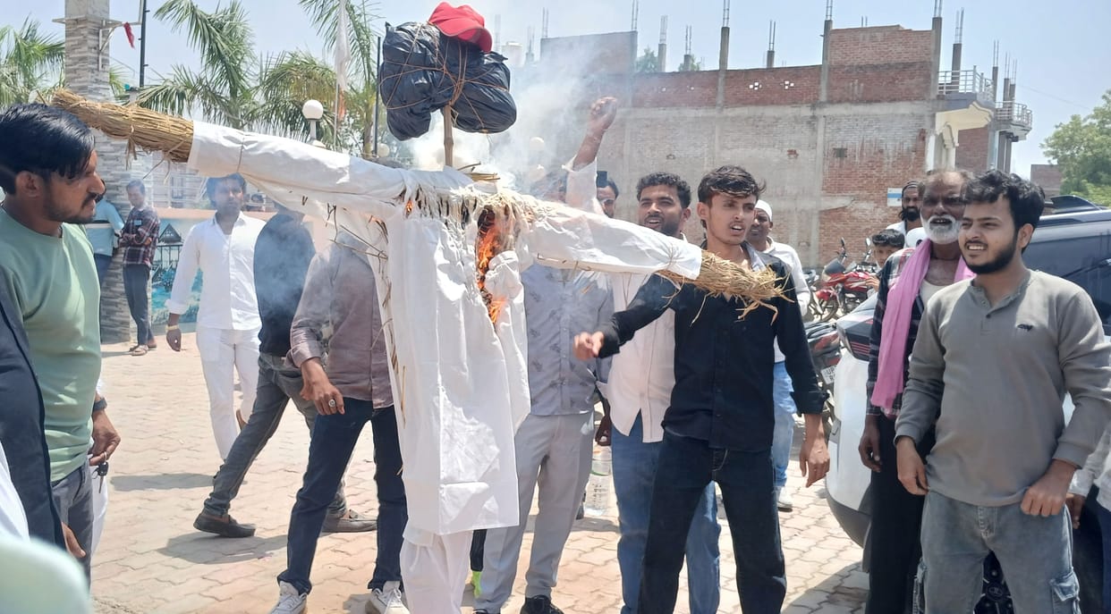 They burnt an effigy and raised slogans, saying no comments were made on Akhilesh.