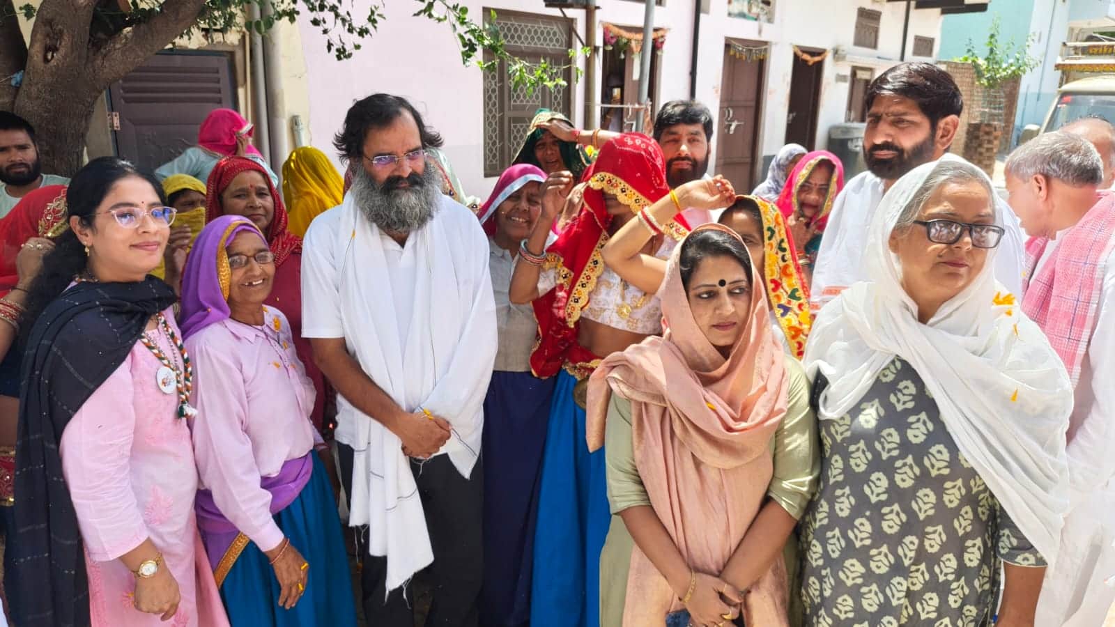 फोटो 6यात्रा के दौरान पूर्व सांसद बृजेंद्र सिंह व ग्रामीण।स्रोत:प्रवक्ता