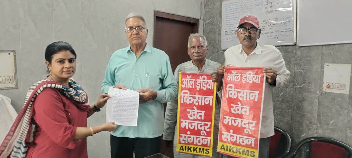 फोटो 9मार्केट सचिव को ज्ञापन सौंपते संगठन के सदस्य।स्रोत: संगठन