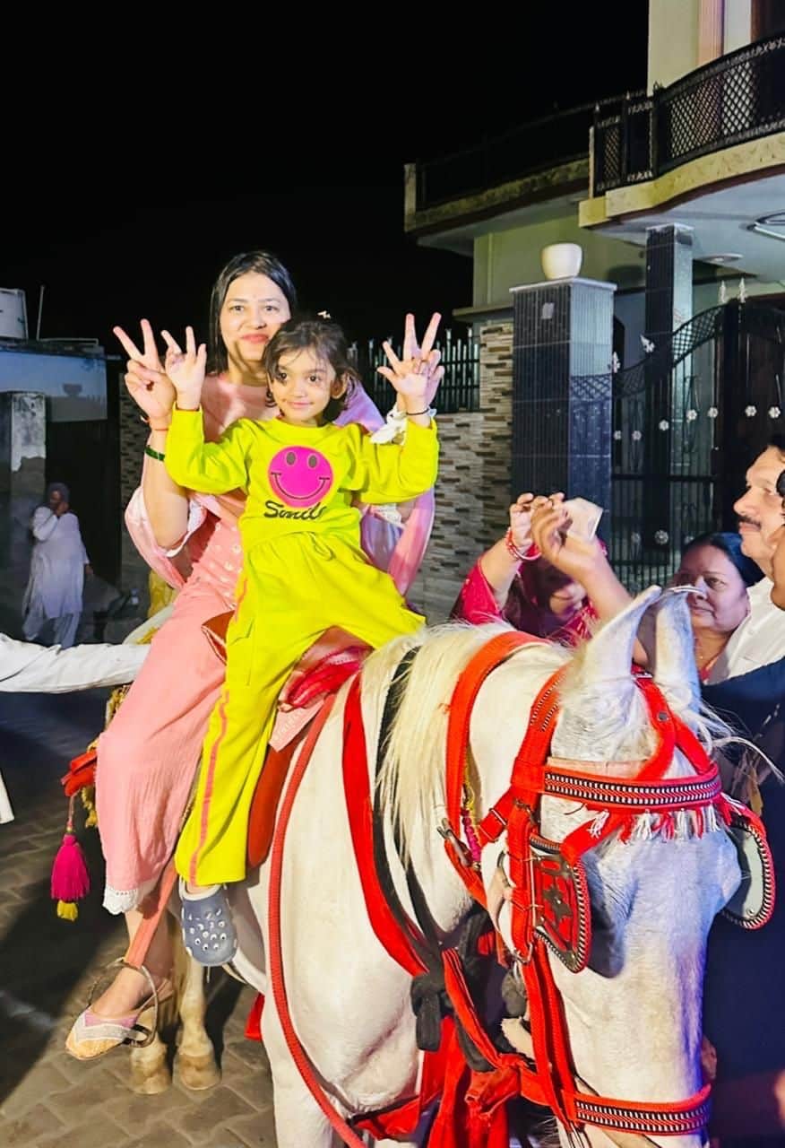 फोटो नंबर-10गांव भूंगारका में घोड़ी पर बेटी का बनवारा निकालते परिजन। स्रोत: स्वयं