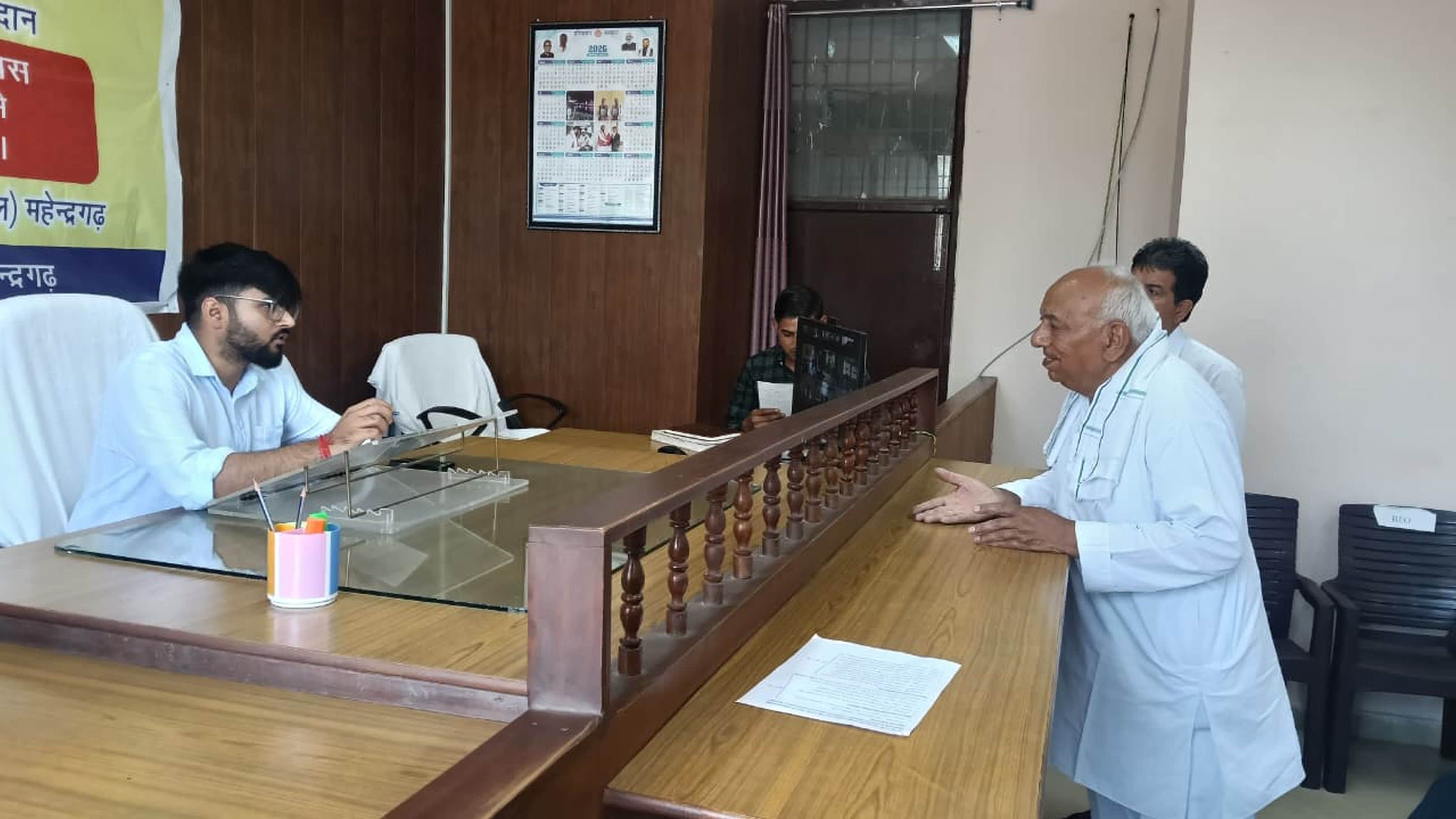 फोटो संख्या:57 लघु सचिवालय में लोगों की समस्या सुनते एसडीएम योगेश सैनी। विज्ञप्ति